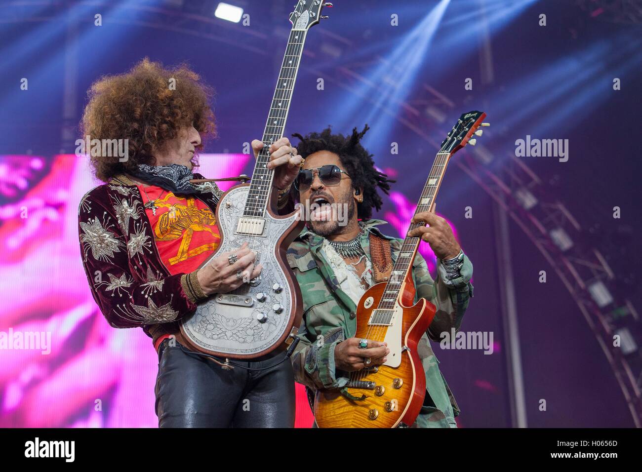 Settembre 17, 2016 - Delmar, CA, US - KAABOO è tre giorni di divertimento, con quasi 40 ore piene di ricordi e ha tutti i presupposti per approdare ad un confortevole evento. Essi avevano molta ombra e posti a sedere,i servizi igienici sono stati puliti con aria condizionata con servizi igienici lavabile (nessuna porta-vasino), e non vi era alcuna sporcizia, polvere o fango di lotta attraverso solo per avere un buon tempo..per un certo livello di valutazione c'era anche una piscina per il lounge intorno a. Vi è stato il cibo gourmet, prezzi esorbitanti, e tutto ciò che vi aspettereste da un festival di tre giorni..visto qui: uno dei rivestimenti padiglione Lenny Kravitz e Craig Ross..Lenny mettere Foto Stock