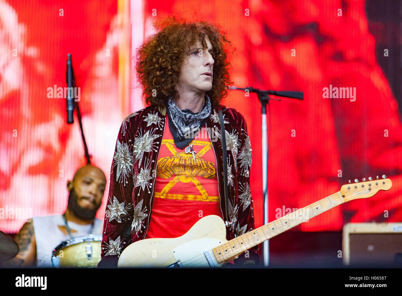 Settembre 17, 2016 - Delmar, CA, US - KAABOO è tre giorni di divertimento, con quasi 40 ore piene di ricordi e ha tutti i presupposti per approdare ad un confortevole evento. Essi avevano molta ombra e posti a sedere,i servizi igienici sono stati puliti con aria condizionata con servizi igienici lavabile (nessuna porta-vasino), e non vi era alcuna sporcizia, polvere o fango di lotta attraverso solo per avere un buon tempo..per un certo livello di valutazione c'era anche una piscina per il lounge intorno a. Vi è stato il cibo gourmet, prezzi esorbitanti, e tutto ciò che vi aspettereste da un festival di tre giorni..visto qui: uno dei rivestimenti padiglione Lenny Kravitz, chitarrista Craig Ross. Foto Stock