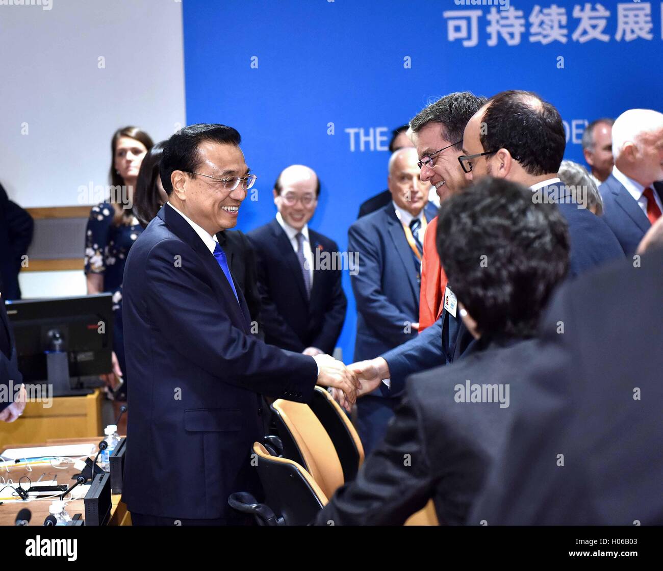 New York, Stati Uniti d'America. Xix Sep, 2016. Il premier cinese LI Keqiang (L) presiede una tavola rotonda su obiettivi di sviluppo sostenibile (SDGs) presso la sede delle Nazioni Unite a New York, Sett. 19, 2016. Credito: Li Tao/Xinhua/Alamy Live News Foto Stock