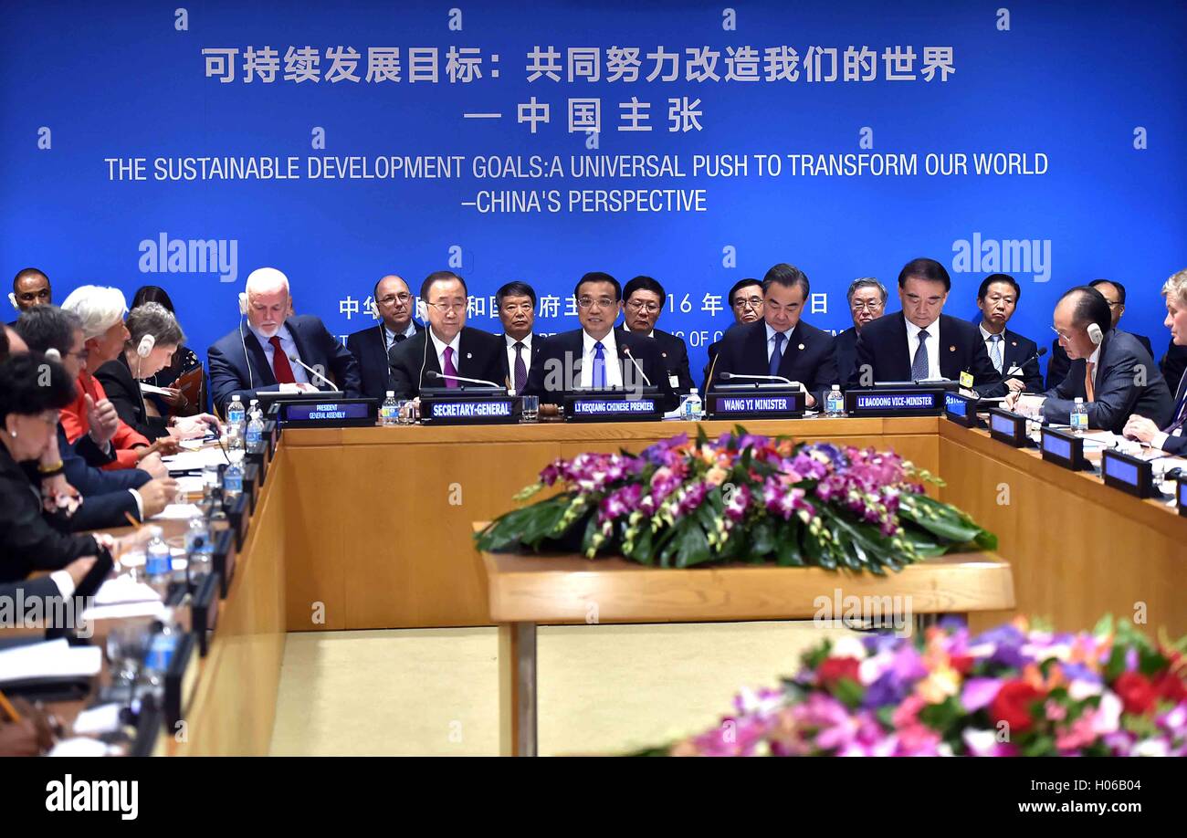 New York, Stati Uniti d'America. Xix Sep, 2016. Il premier cinese LI Keqiang (C) presiede una tavola rotonda su obiettivi di sviluppo sostenibile (SDGs) presso la sede delle Nazioni Unite a New York, Sett. 19, 2016. Credito: Li Tao/Xinhua/Alamy Live News Foto Stock