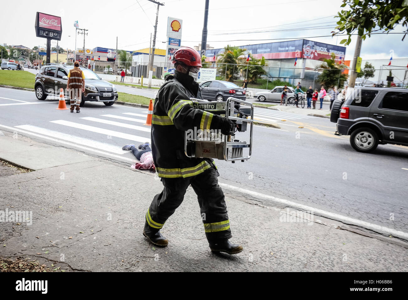 JACAREÍ, SP - 20.09.2016: SIMULAÇÃO DE ACIDENTE SEMANA FARE TRÂNSITO - traffico nazionale settimana i cancelli di Charles Square in Jacarei-SP con simulazione di incidente, con il supporto di fuoco, SAMU, guardia civile, la polizia militare e agenti del traffico. Inoltre vi è stato blitz dispositivo di sicurezza Ispezione, casco, visiera, cinghia e seggiolino per auto. (Foto: Luis Lima Jr/Fotoarena) Foto Stock