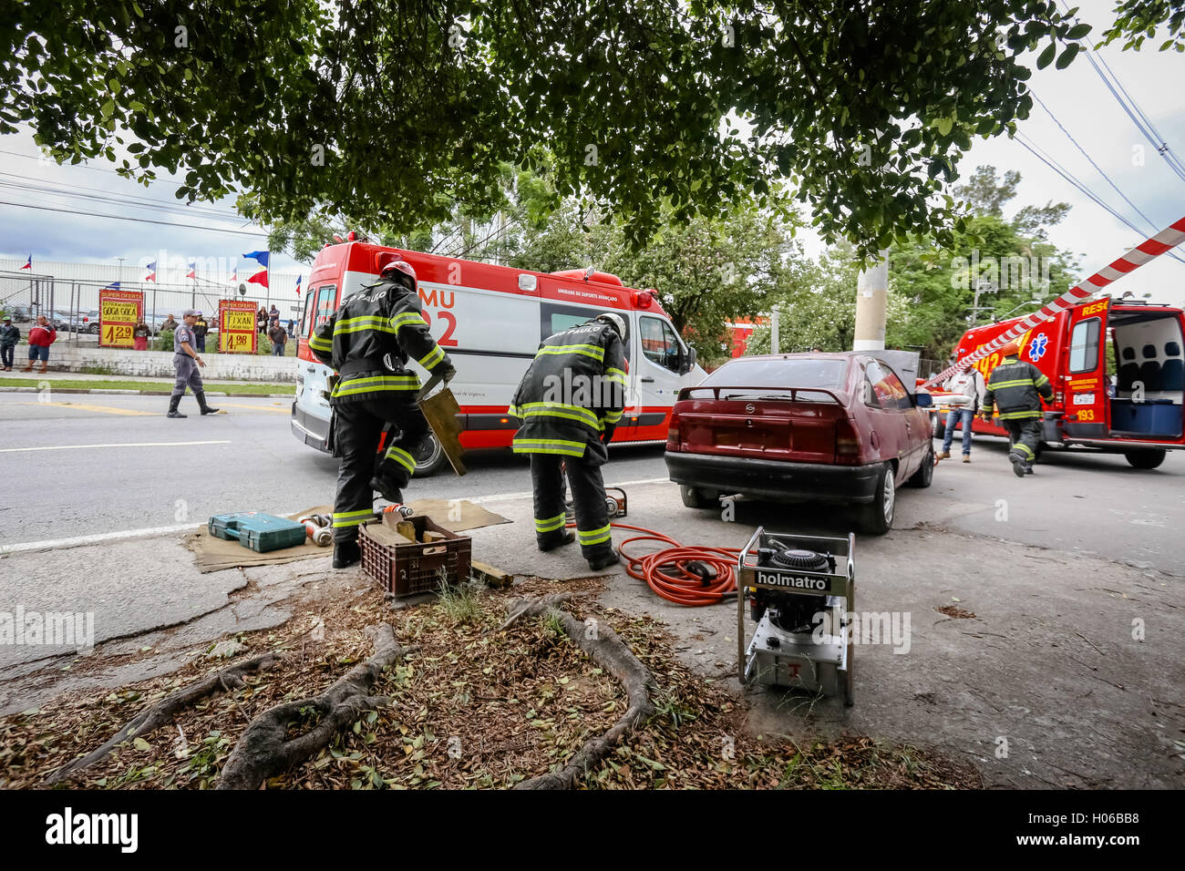 JACAREÍ, SP - 20.09.2016: SIMULAÇÃO DE ACIDENTE SEMANA FARE TRÂNSITO - traffico nazionale settimana i cancelli di Charles Square in Jacarei-SP con simulazione di incidente, con il supporto di fuoco, SAMU, guardia civile, la polizia militare e agenti del traffico. Inoltre vi è stato blitz dispositivo di sicurezza Ispezione, casco, visiera, cinghia e seggiolino per auto. (Foto: Luis Lima Jr/Fotoarena) Foto Stock