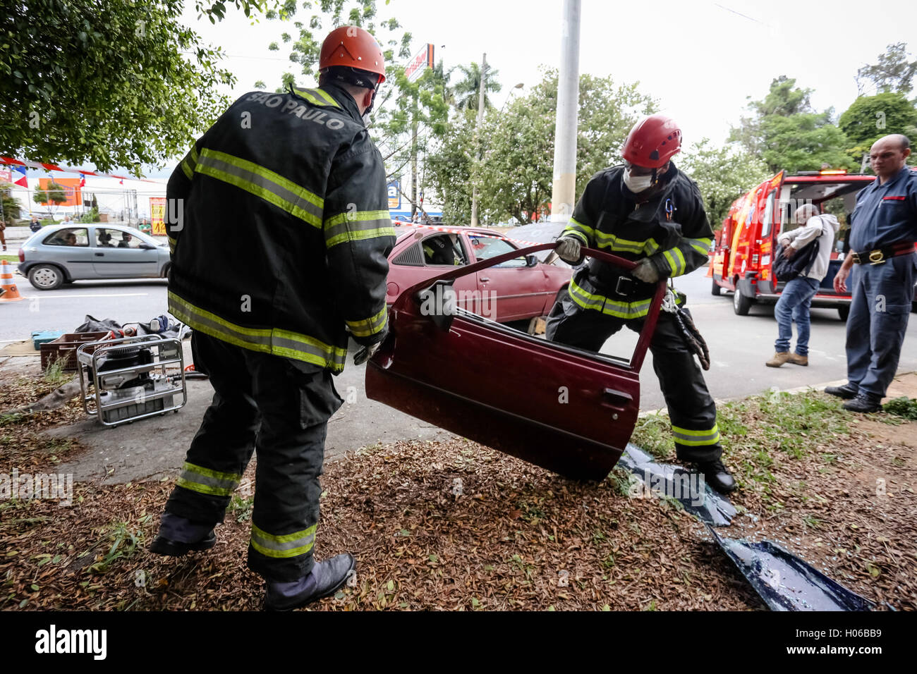 JACAREÍ, SP - 20.09.2016: SIMULAÇÃO DE ACIDENTE SEMANA FARE TRÂNSITO - traffico nazionale settimana i cancelli di Charles Square in Jacarei-SP con simulazione di incidente, con il supporto di fuoco, SAMU, guardia civile, la polizia militare e agenti del traffico. Inoltre vi è stato blitz dispositivo di sicurezza Ispezione, casco, visiera, cinghia e seggiolino per auto. (Foto: Luis Lima Jr/Fotoarena) Foto Stock