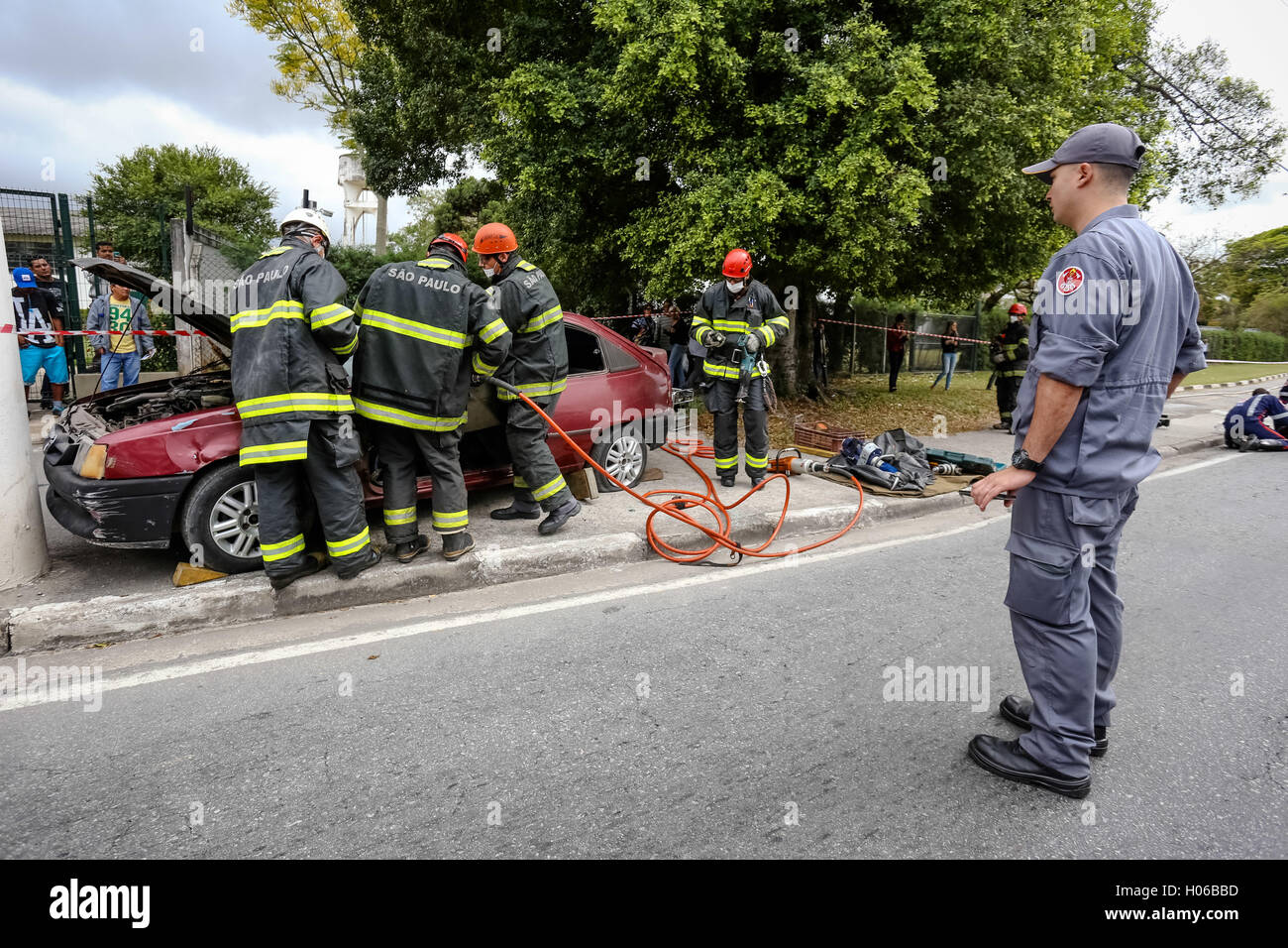 JACAREÍ, SP - 20.09.2016: SIMULAÇÃO DE ACIDENTE SEMANA FARE TRÂNSITO - traffico nazionale settimana i cancelli di Charles Square in Jacarei-SP con simulazione di incidente, con il supporto di fuoco, SAMU, guardia civile, la polizia militare e agenti del traffico. Inoltre vi è stato blitz dispositivo di sicurezza Ispezione, casco, visiera, cinghia e seggiolino per auto. (Foto: Luis Lima Jr/Fotoarena) Foto Stock