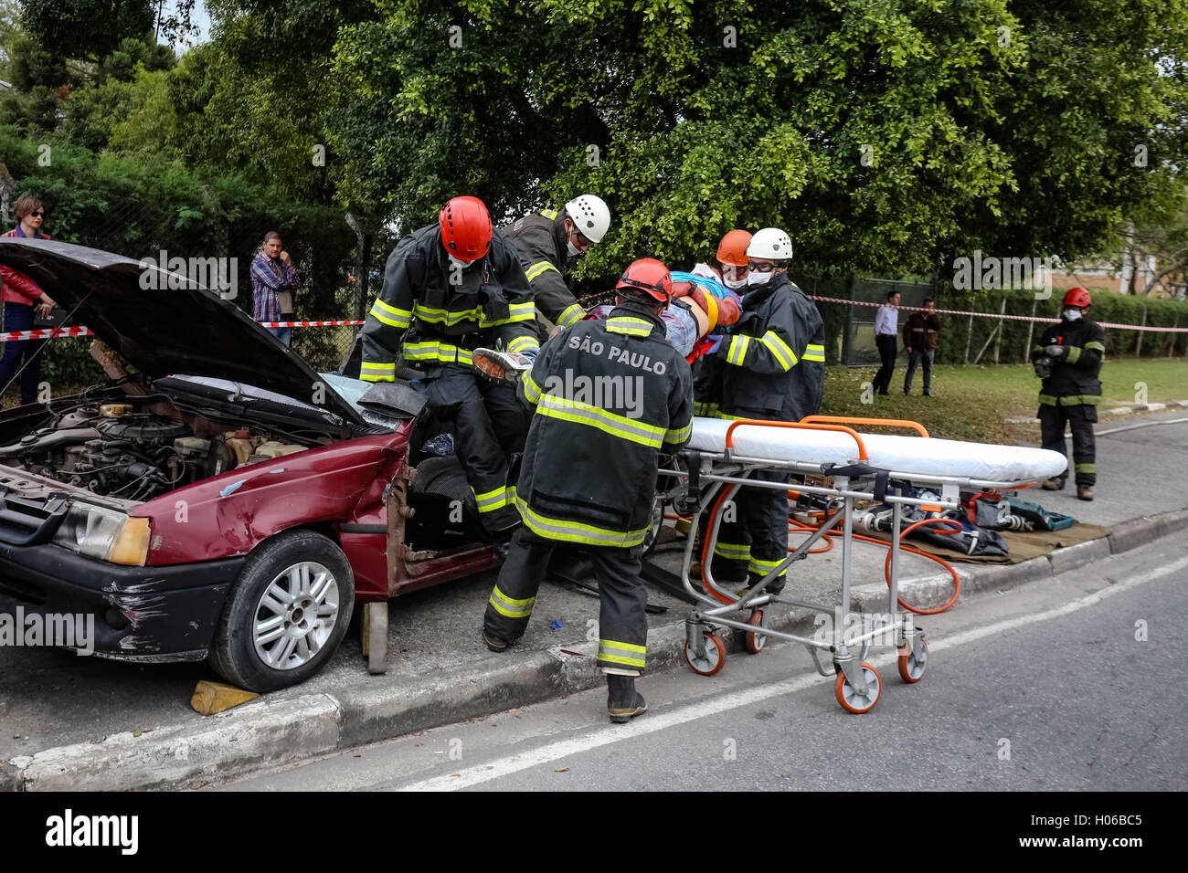 JACAREÍ, SP - 20.09.2016: SIMULAÇÃO DE ACIDENTE SEMANA FARE TRÂNSITO - traffico nazionale settimana i cancelli di Charles Square in Jacarei-SP con simulazione di incidente, con il supporto di fuoco, SAMU, guardia civile, la polizia militare e agenti del traffico. Inoltre vi è stato blitz dispositivo di sicurezza Ispezione, casco, visiera, cinghia e seggiolino per auto. (Foto: Luis Lima Jr/Fotoarena) Foto Stock