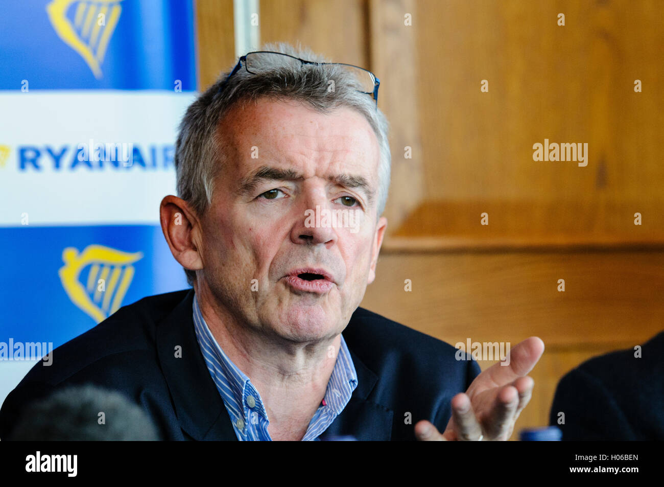 Belfast, Irlanda del Nord. 20 set 2016 - Michael O'Leary, CEO di Ryanair, critica l'Assemblea dell'Irlanda del Nord, le chiamate per la demolizione di Airline Passenger Duty in Irlanda del Nord, e annuncia più sedi da Belfast. Credito: Stephen Barnes/Alamy Live News Foto Stock