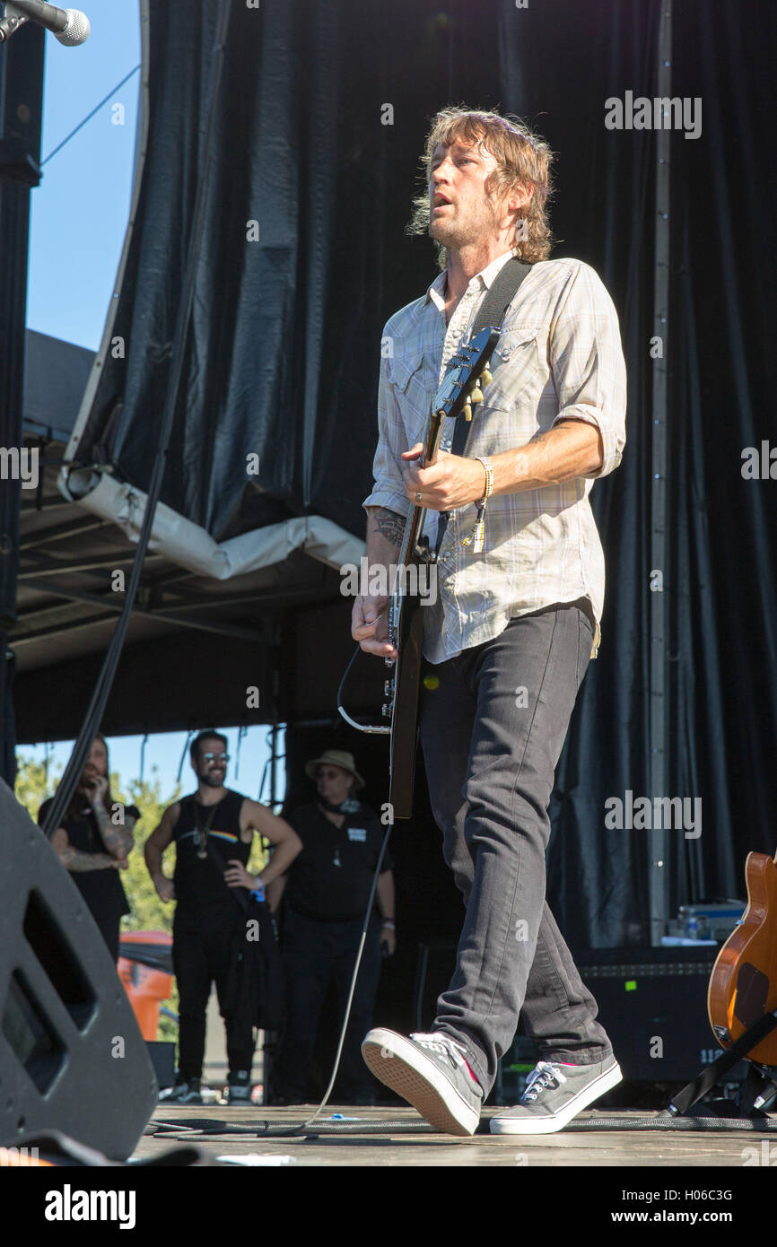 Chicago, Illinois, Stati Uniti d'America. Xviii Sep, 2016. CHRIS SHIFLETT dei Foo Fighters esegue con Chevy metallo a Douglas Park durante il Riot Fest di Chicago, Illinois © Daniel DeSlover/ZUMA filo/Alamy Live News Foto Stock