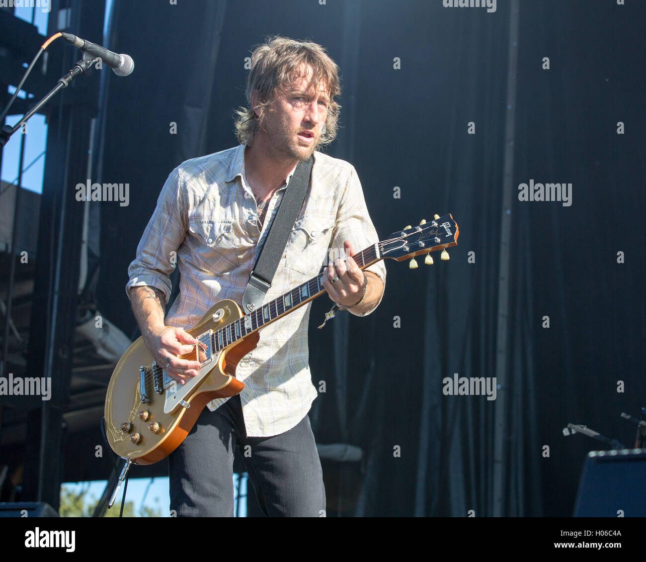 Chicago, Illinois, Stati Uniti d'America. Xviii Sep, 2016. CHRIS SHIFLETT dei Foo Fighters esegue con Chevy metallo a Douglas Park durante il Riot Fest di Chicago, Illinois © Daniel DeSlover/ZUMA filo/Alamy Live News Foto Stock