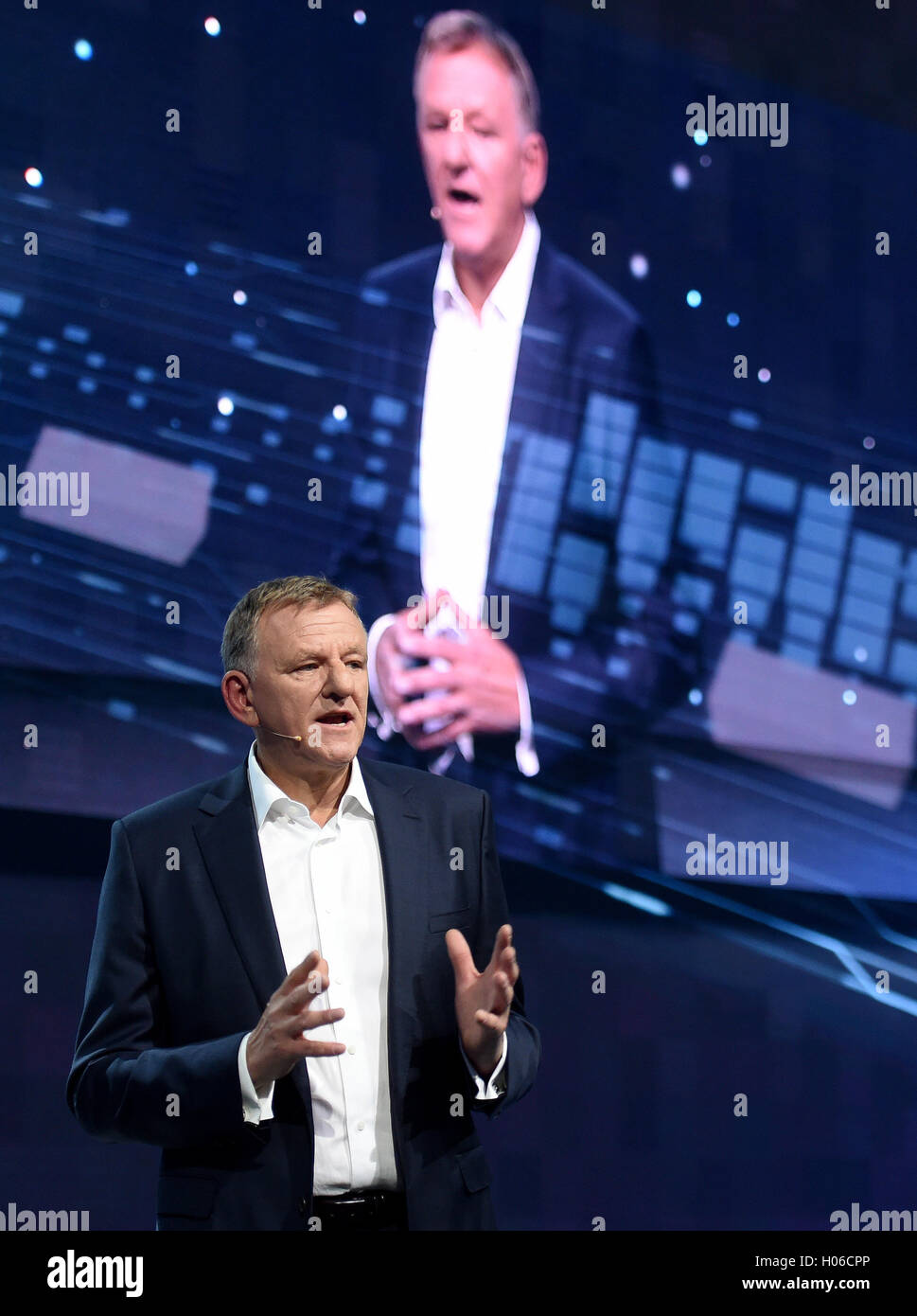 Andreas Renschler VW, membro del consiglio di amministrazione responsabile per i veicoli commerciali, parlando ai media presso la Volkswagen Truck & Bus Start-Up Notte a Hannover, Germania, 20 settembre 2016. Prima di iniziare la IAA, prodotti innovativi, servizi e temi che saranno presentati da uomo, Scania, Volkswagen Caminhoes e Onibus e Volkswagen Veicoli Commerciali. Foto: HOLGER HOLLEMANN/DPA Foto Stock