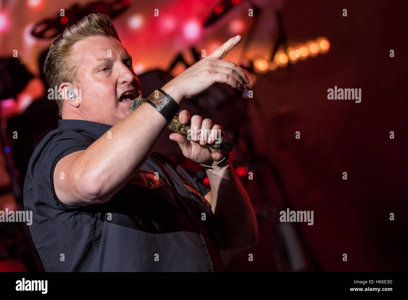 Clarkston, Michigan, Stati Uniti d'America. Xv Sep, 2016. GARY LEVOX di Rascal Flatts esecuzione del rhythm & Radici Tour al DTE Energy Music Theatre di Clarkston, mi il 15 settembre 2016 © Marc Nader/ZUMA filo/Alamy Live News Foto Stock