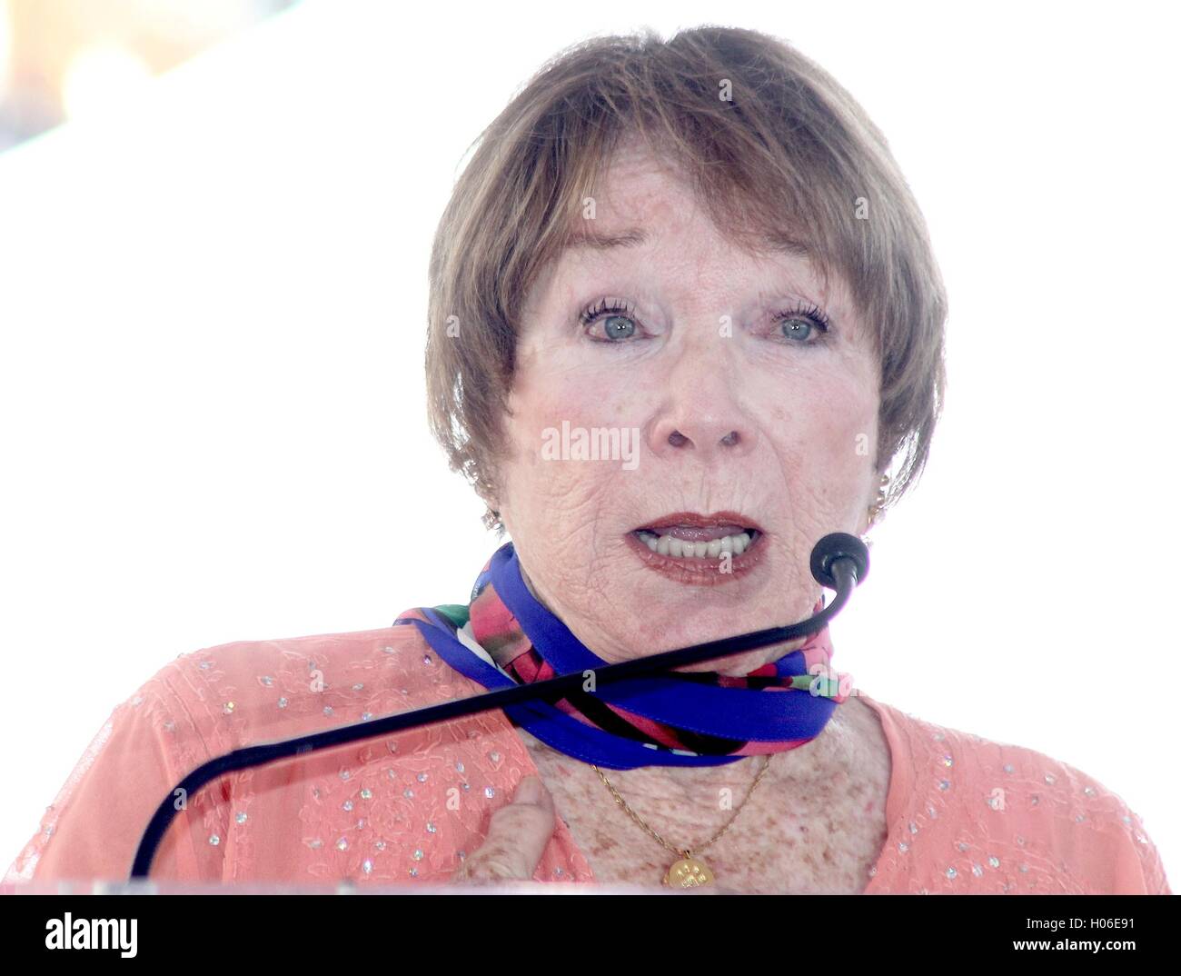 Hollywood, California, USA. Xix Sep, 2016. Ho15855CHW.Kathy Bates onorato con la stella sulla Hollywood Walk of Fame .6927 Hollywood Boulevard di fronte cinese TCL teatro IMAX, Hollywood, CA.20/09/2016.SHIRLEY MACLAINE . © Clinton H.Wallace/Photomundo International/ Foto Inc Credito: Clinton Wallace/Globe foto/ZUMA filo/Alamy Live News Foto Stock