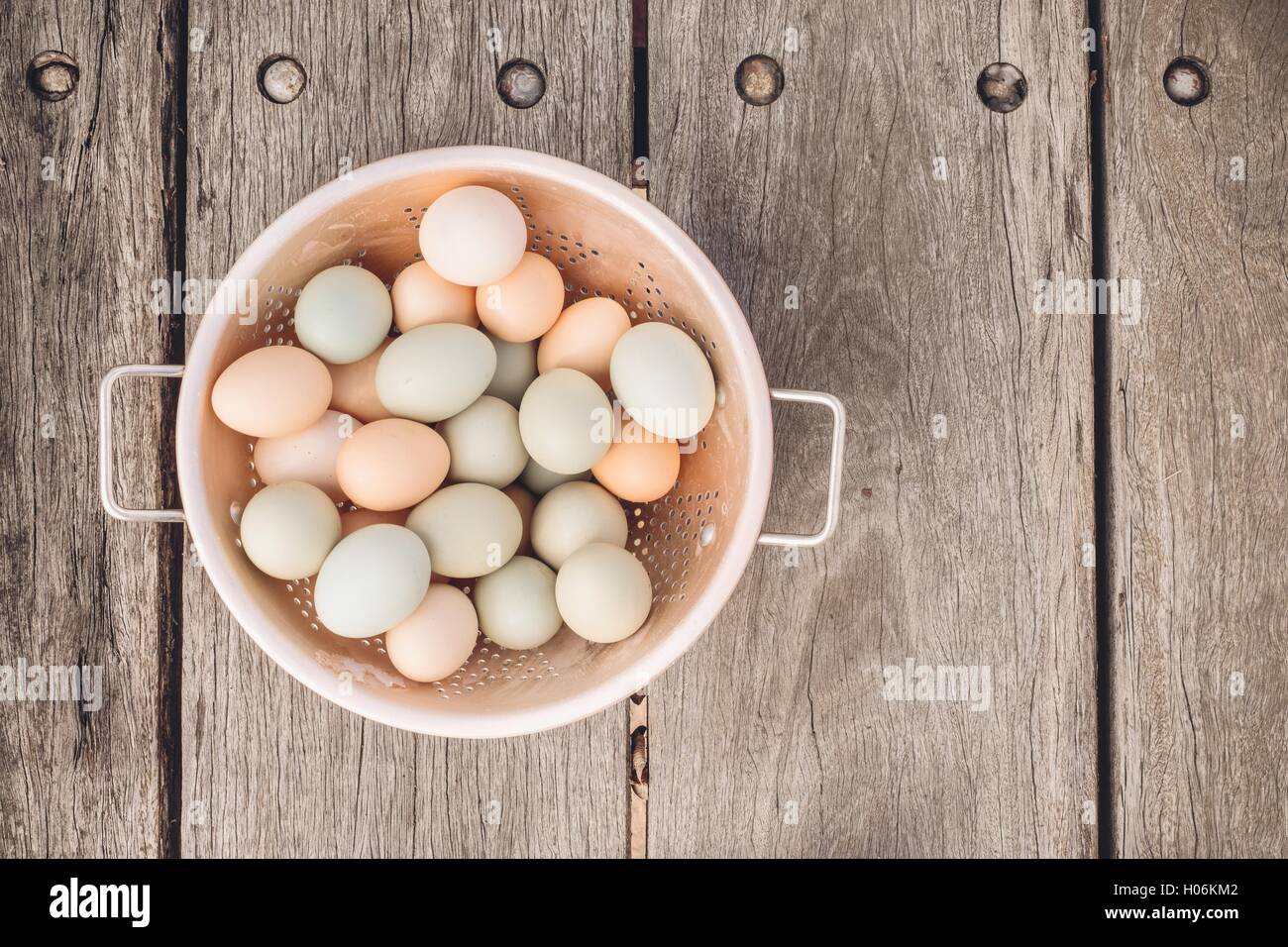 Fresco uova di pollo nel cestino Foto Stock