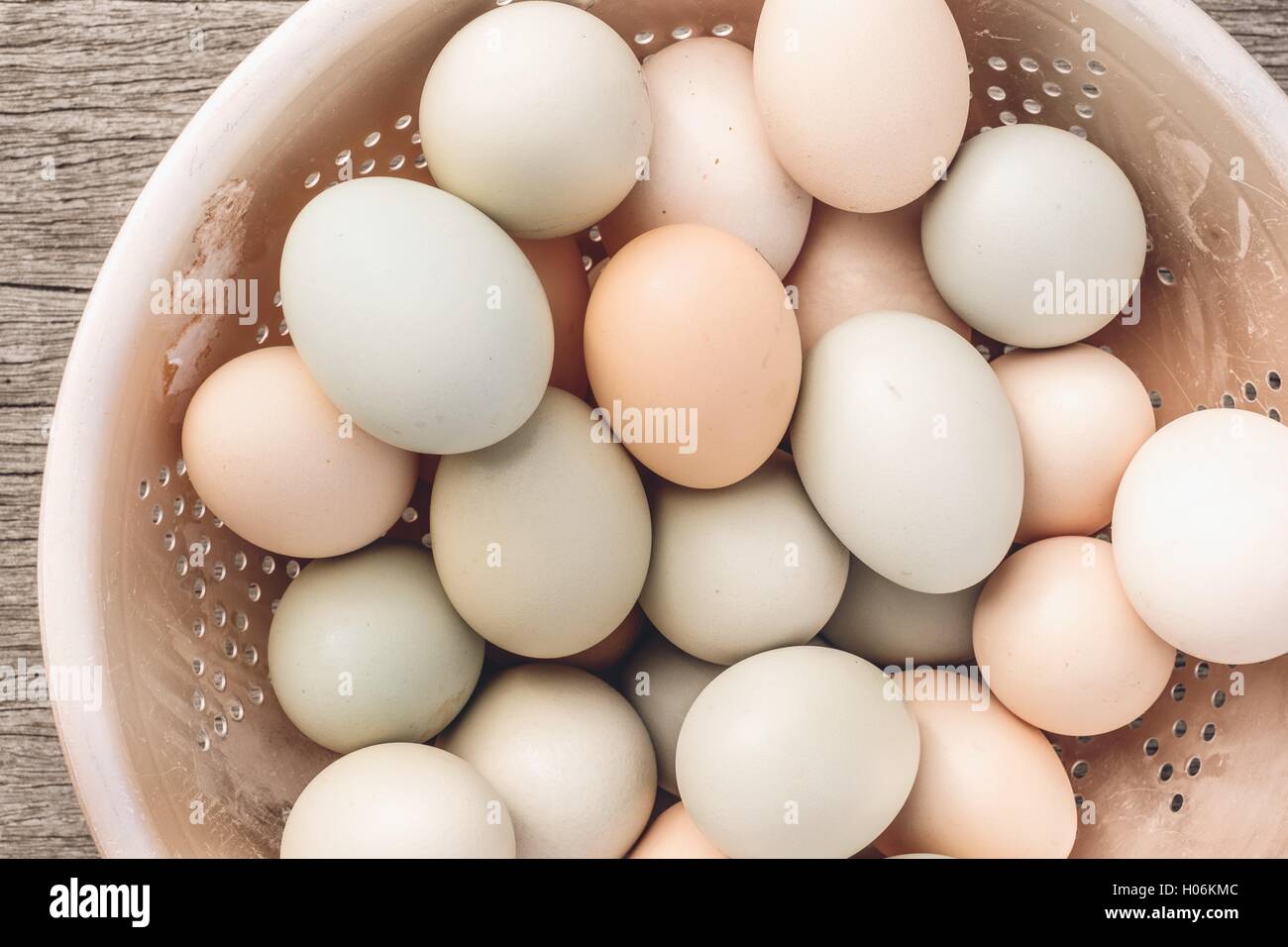 Fresco uova di pollo nel cestino Foto Stock