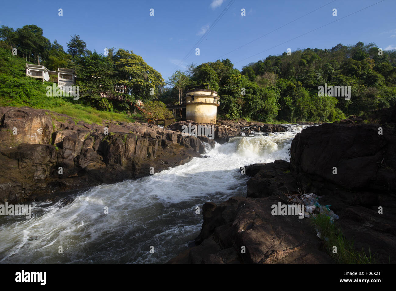 Sfumature di mattina a Perunthenaruvi cascate sulle rive del fiume Pamba, Pathanamthitta, Kerala, India. Foto Stock