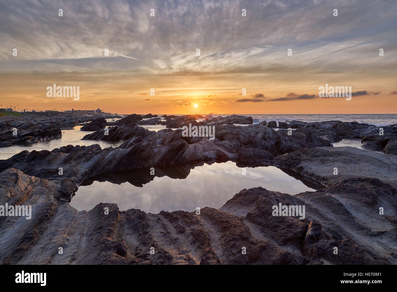 Sunrise luce che colpisce le rocce del mare dalla spiaggia di mattina in Minamiboso, nella prefettura di Chiba, Giappone Foto Stock