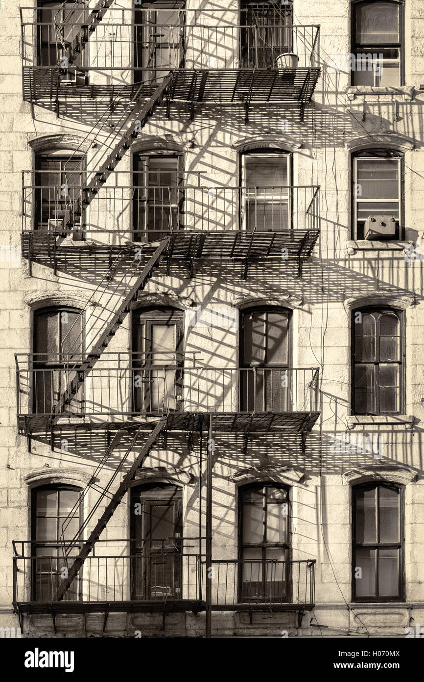 Tipico vecchio New York City building con fire escape scale (aspetto antico elaborati) Foto Stock