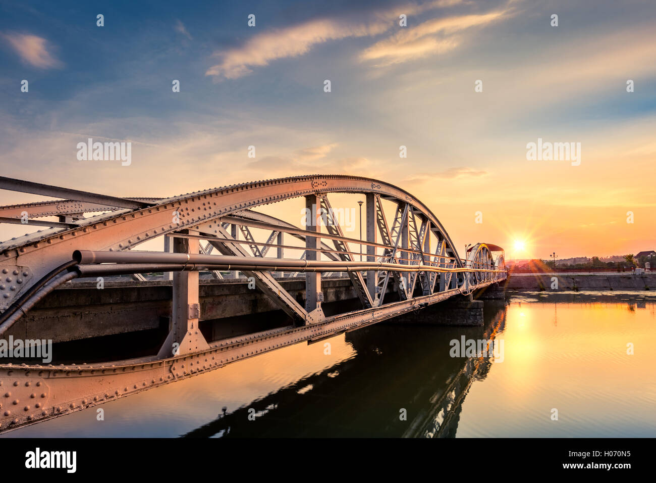 Il jiu Bridge al tramonto in Targu Jiu, Romania Foto Stock