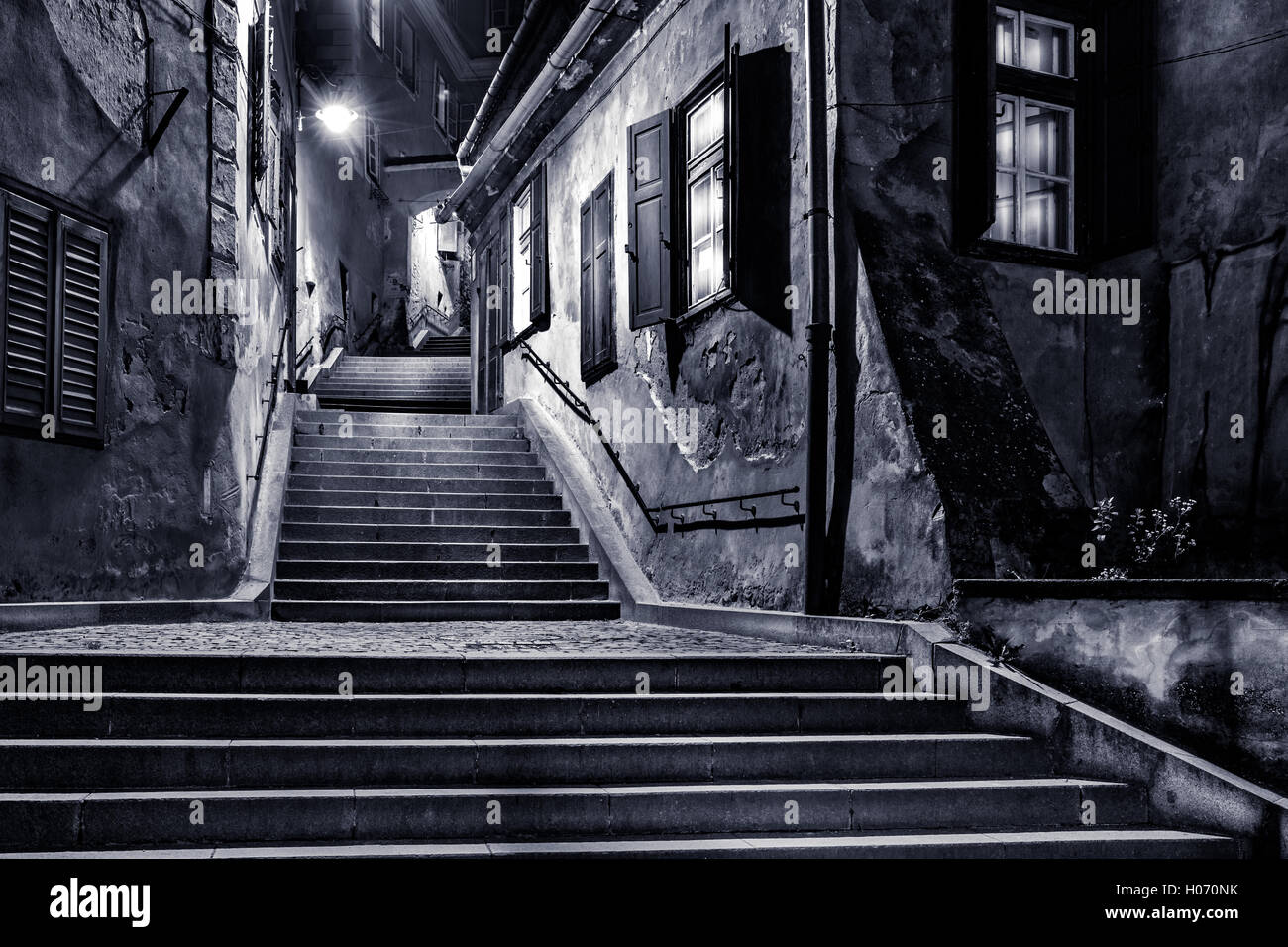 Moody visualizzazione monocromatica di orafi passaggio, a Sibiu, in Romania, Foto Stock