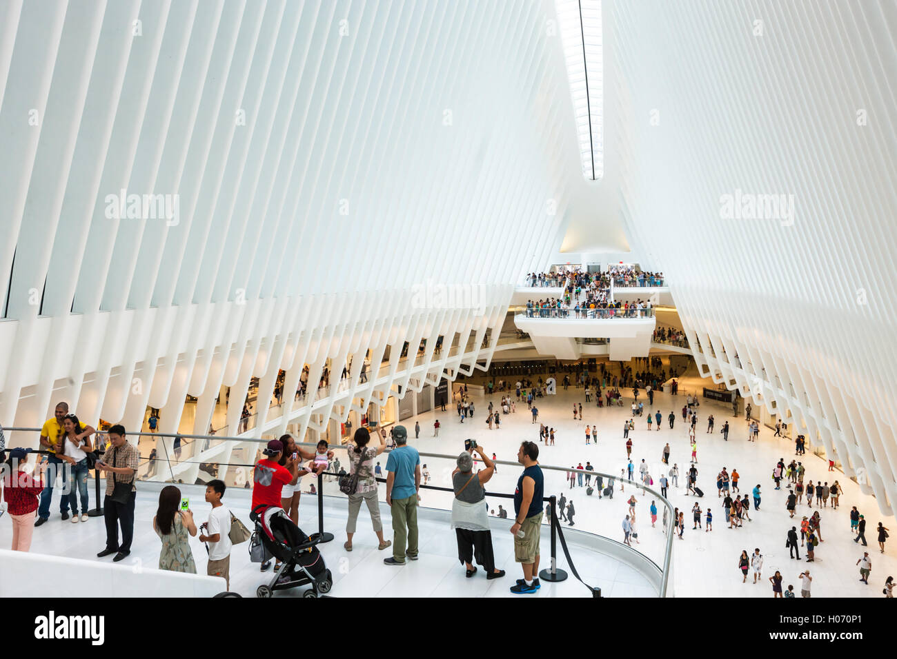 Acquirenti e turisti godere la vista e prendere selfies all'interno dell'occhio/Westfield World Trade Center Mall in New York City. Foto Stock