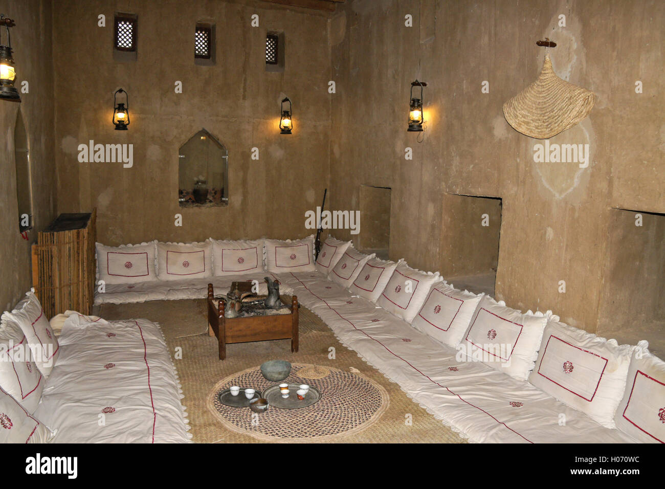 Majlis (riunione/salotto) presentano Hatta Heritage Village, Hatta, Dubai, Emirati Arabi Uniti Foto Stock