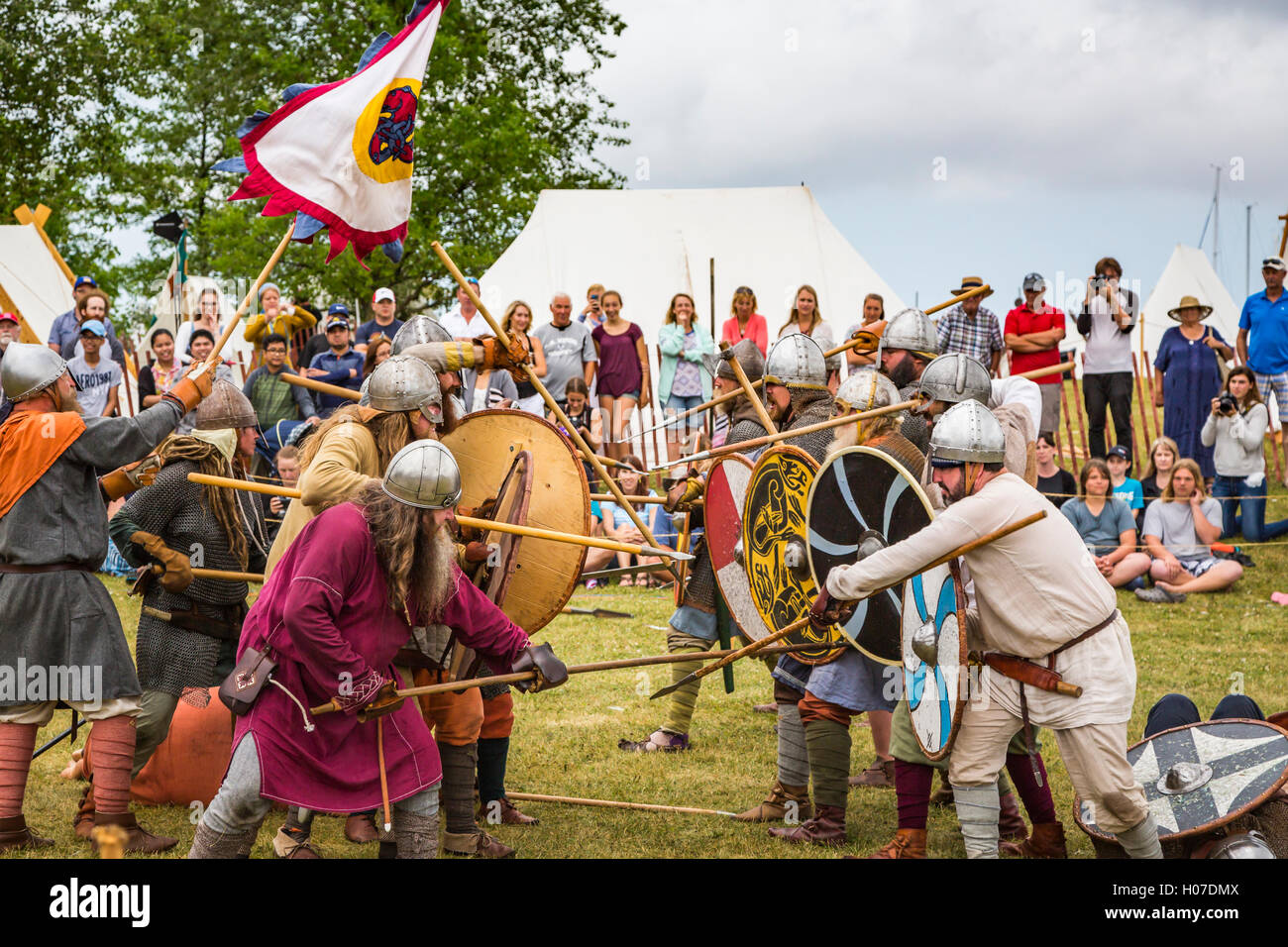 Un Viking rievocazione storica battaglia presso il Festival islandese in Gimli, Manitoba, Canada. Foto Stock