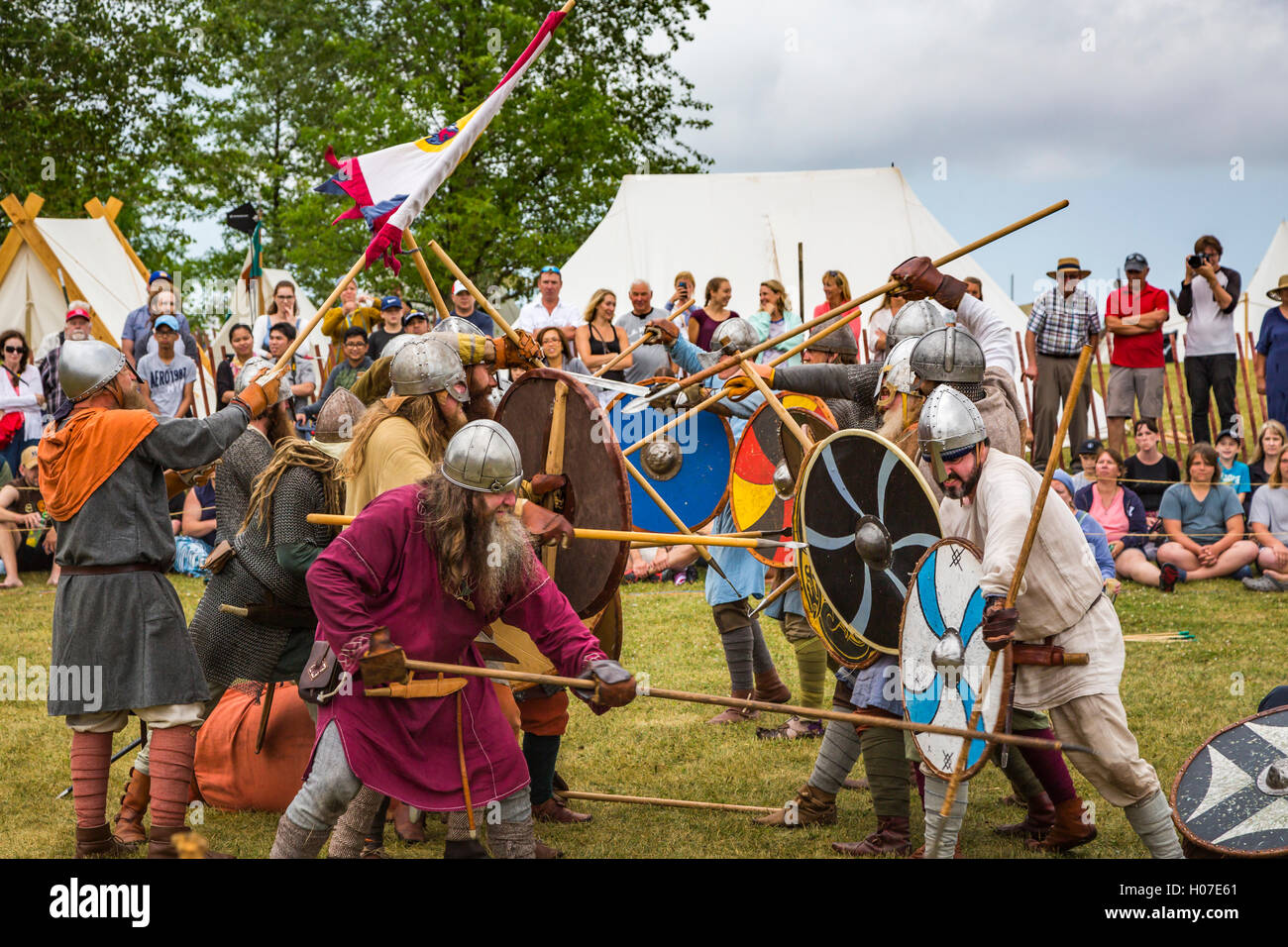 Un Viking rievocazione storica battaglia presso il Festival islandese in Gimli, Manitoba, Canada. Foto Stock