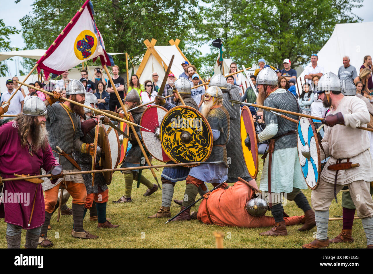 Un Viking rievocazione storica battaglia presso il Festival islandese in Gimli, Manitoba, Canada. Foto Stock