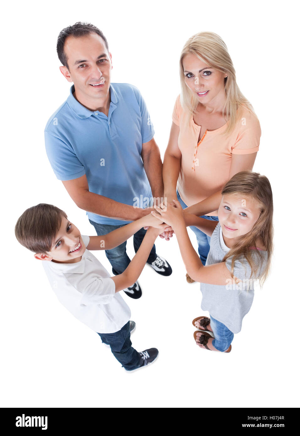 Vista in elevazione della famiglia mettendo le mani insieme Foto Stock