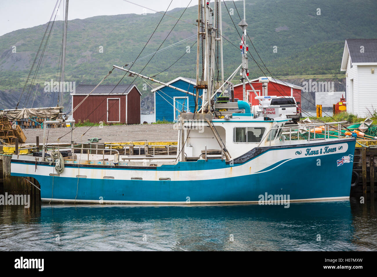 Barche da pesca e trappole di aragosta nel porto di Fiume trote, Terranova e Labrador, Canada. Foto Stock