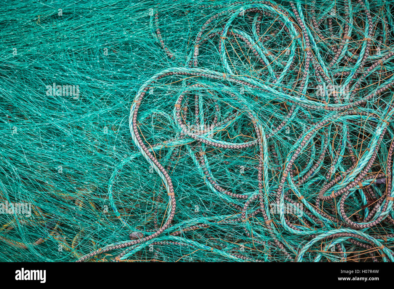 Pile di colorato corda di pesca e net al fiume di trota, Terranova e Labrador, Canada. Foto Stock