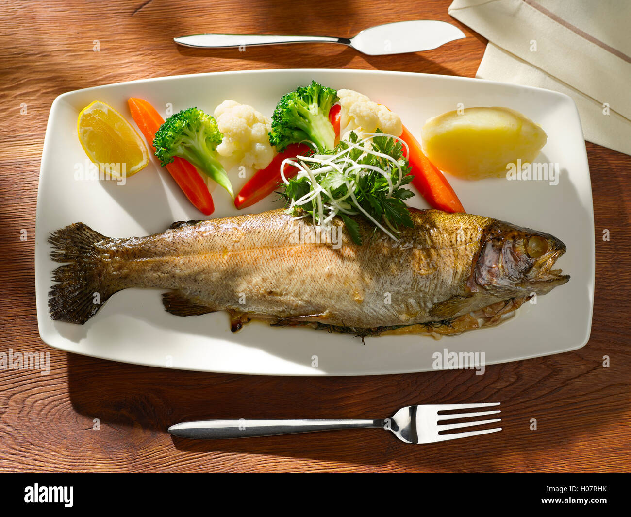 Trota al forno e verdure. Foto Stock