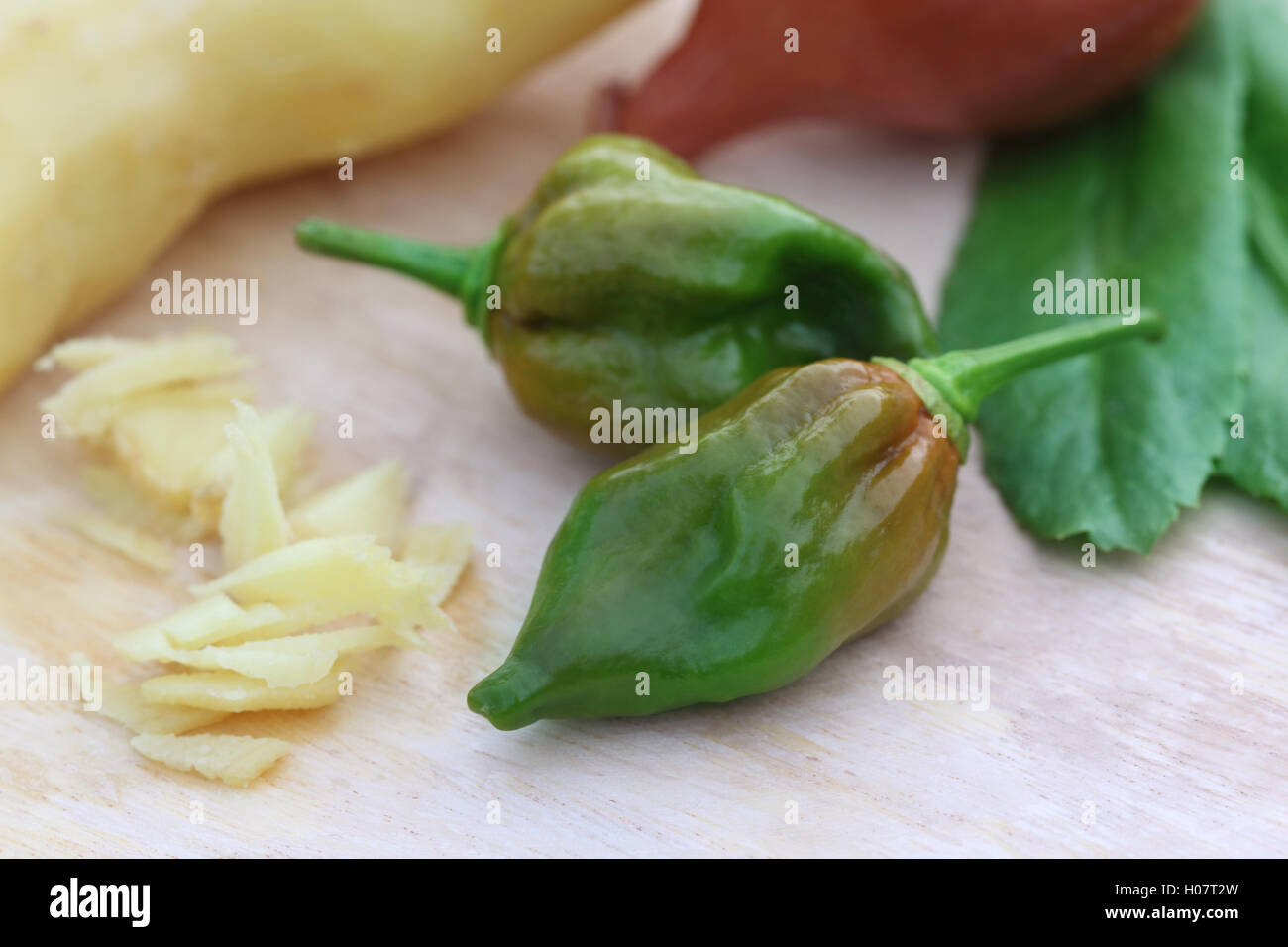 Bhut Jolokia peperoncino con altre erbe Foto Stock