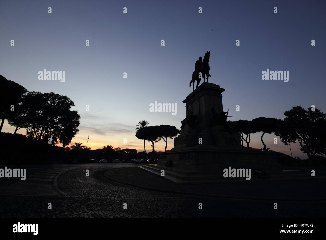 Silhouette del monumento equestre al Gianicolo dedicata a Giuseppe Garibaldi, Roma, Italia Foto Stock