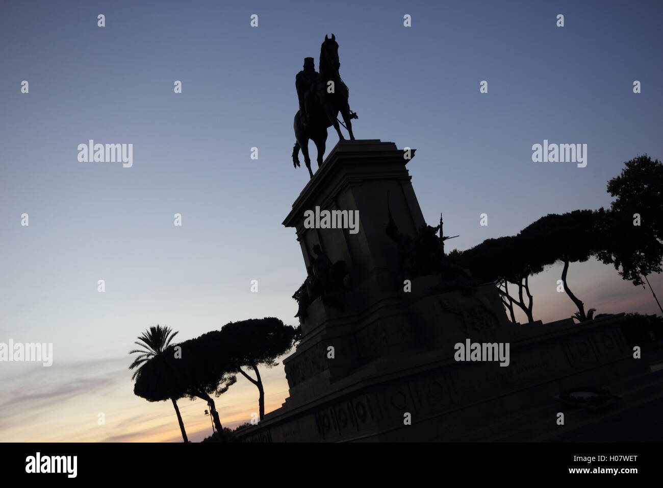 Silhouette del monumento equestre al Gianicolo dedicata a Giuseppe Garibaldi, Roma, Italia Foto Stock