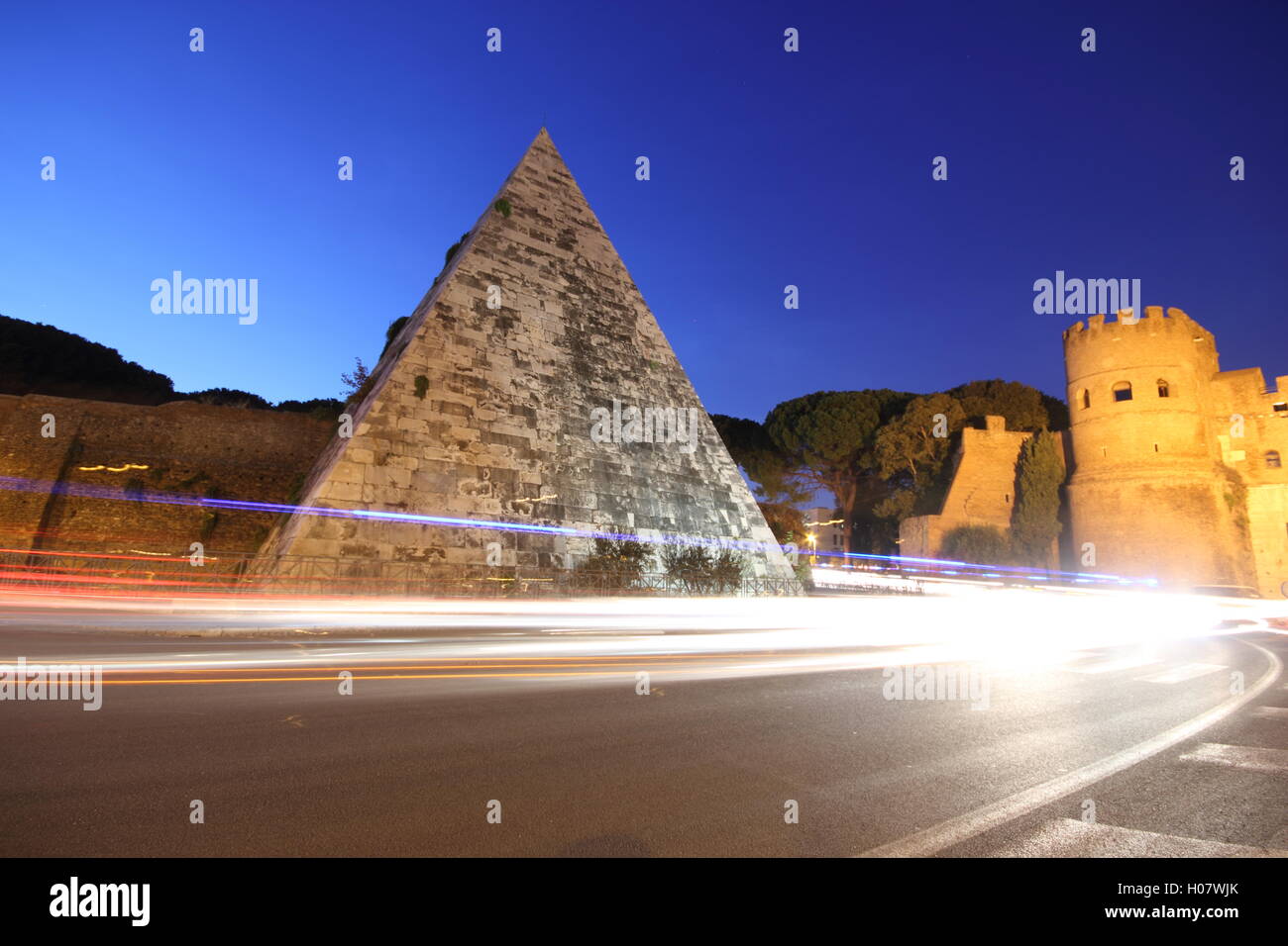 Un incredibile colpo di stile egiziano piramide nella città di Roma di notte, 'alla Piramide Cestia', Roma, Italia Foto Stock