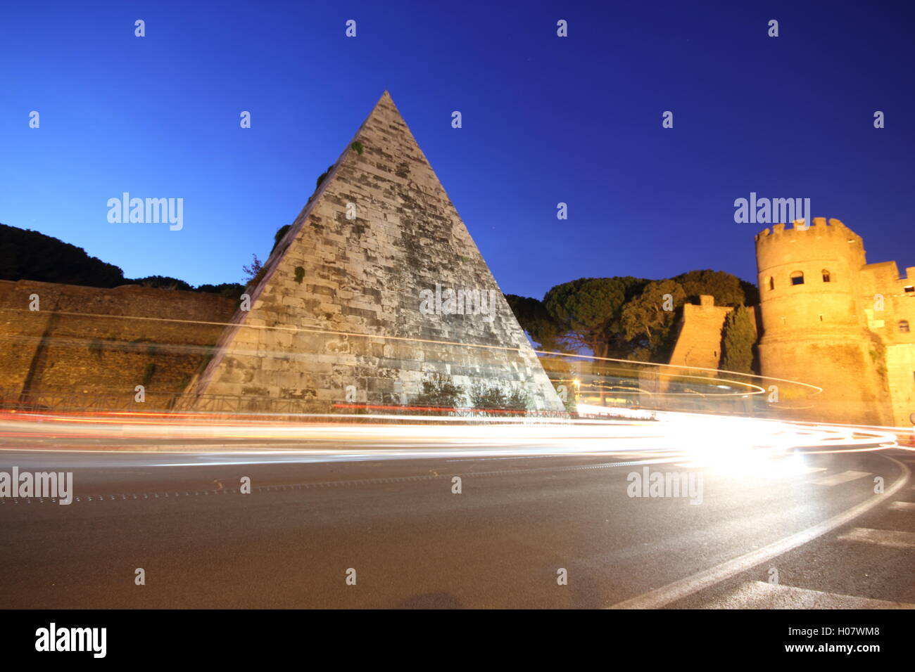 Un incredibile colpo di stile egiziano piramide nella città di Roma di notte, 'alla Piramide Cestia', Roma, Italia Foto Stock