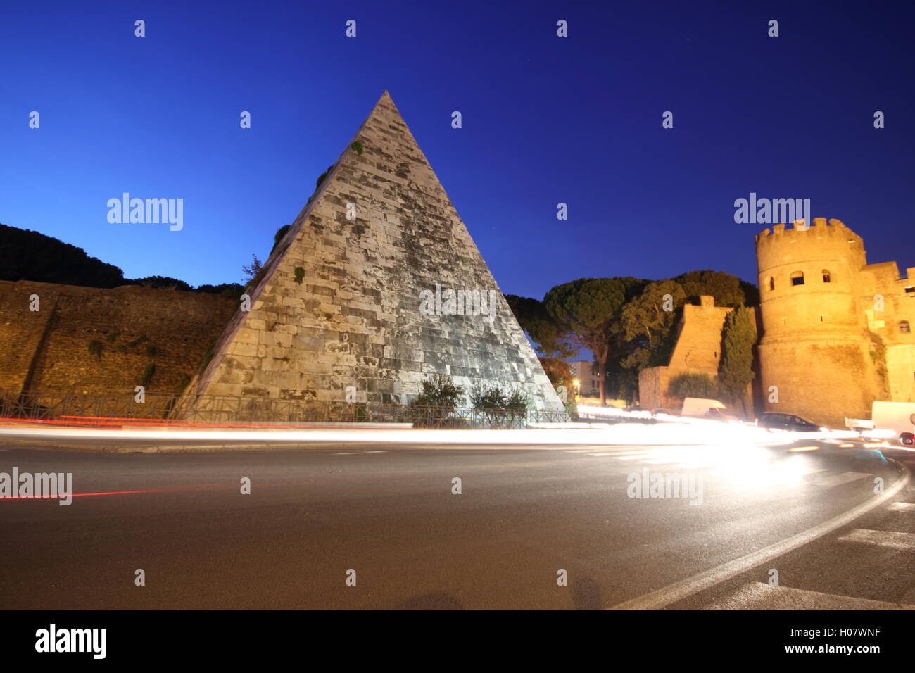 Un incredibile colpo di stile egiziano piramide nella città di Roma di notte, 'alla Piramide Cestia', Roma, Italia Foto Stock