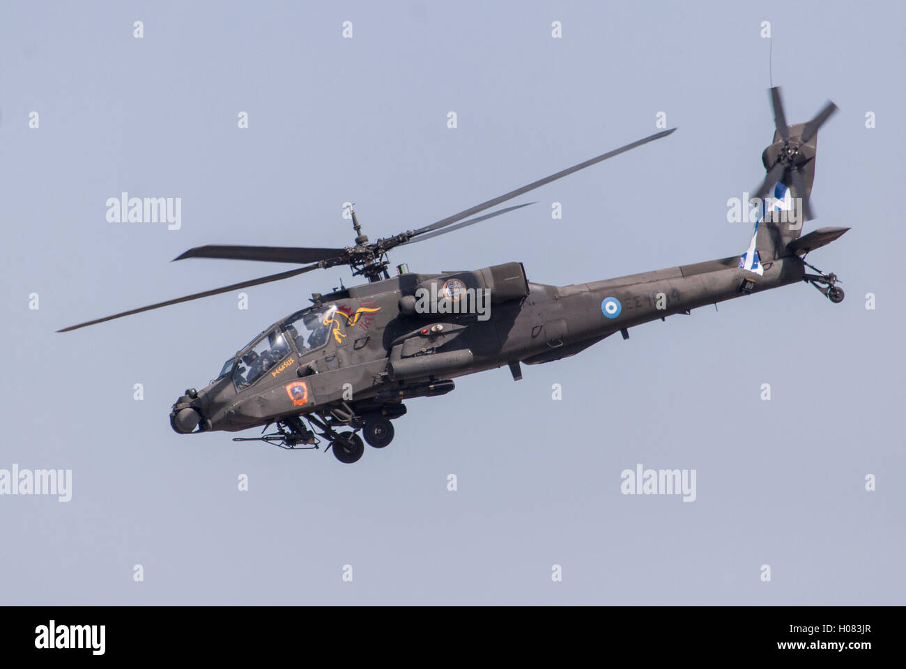 Boeing AH-64 Apache esercito ellenica in materia di aviazione. Atene battenti settimana è la città di aviazione internazionale evento ed è stato caratterizzato come uno dei più grandi e di maggior successo degli eventi di aviazione nel Sud Est Europa. Esso fornisce un unico show condotti da top aviation squadre provenienti da tutto il mondo, che dimostrano la loro abilità di volo azionando il loro stato della tecnica gli aeromobili attraverso il cielo ateniese. Essa contribuisce allo sviluppo turistico del paese e aggiunge un vantaggio supplementare per Atene, che è stata considerata una forma preferita di pausa in città di destinazione. (Foto di Dimitrios Sotiriou/Pacific Foto Stock