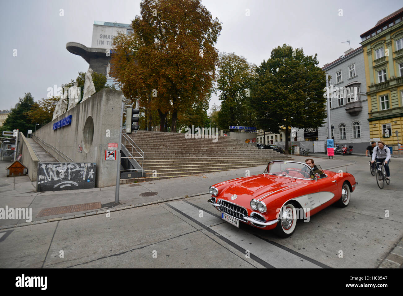 Aston Martin rosso convertibili la guida per le strade di Vienna, Austria Foto Stock