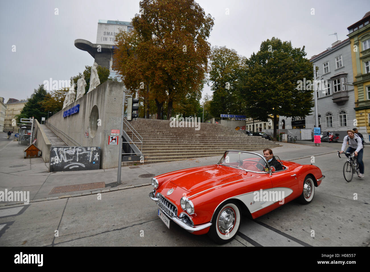 Aston Martin rosso convertibili la guida per le strade di Vienna, Austria Foto Stock