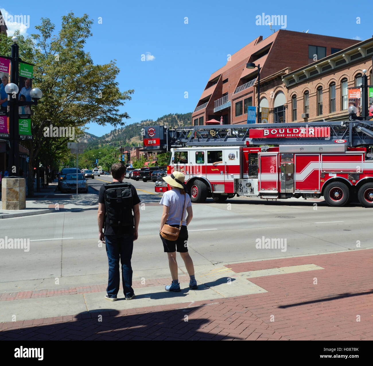 Un incendio di Boulder carrello gira su Pearl St. andando verso ovest dal Mall. Foto Stock