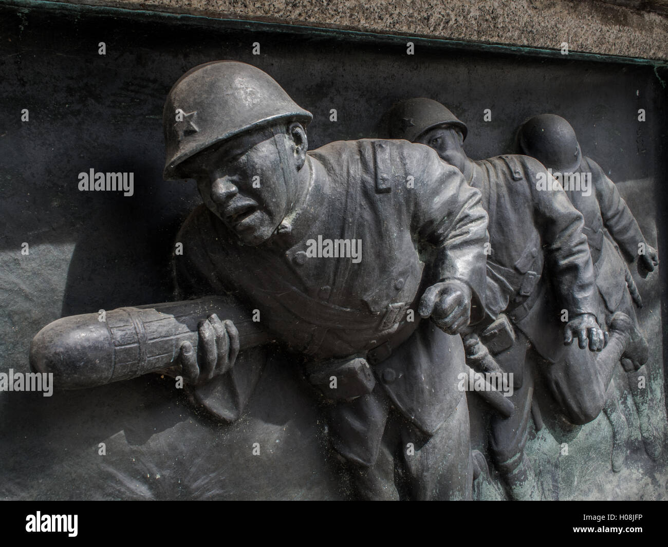 Al santuario Yaskuni, Tokyo, un memoriale di bronzo statua, soldati giapponesi effettuare un attacco suicida guerra Russo-Giapponese 1905 Foto Stock