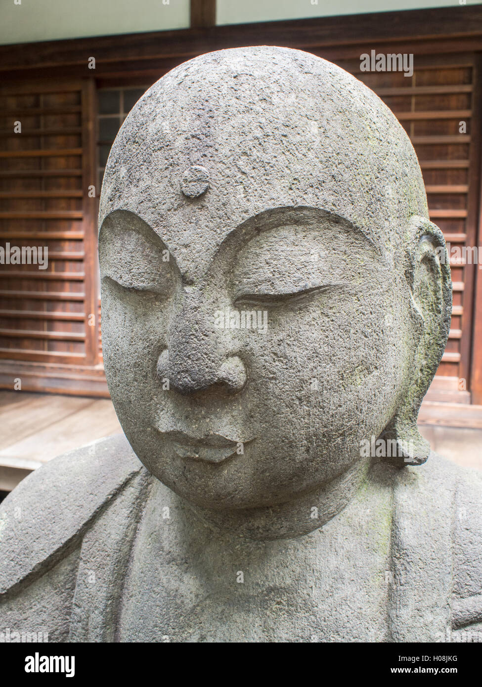 La faccia perfetta di una statua buddista a un tempio in Shibuya, Tokyo, Giappone. Calma e bellezza design perfetto. Foto Stock