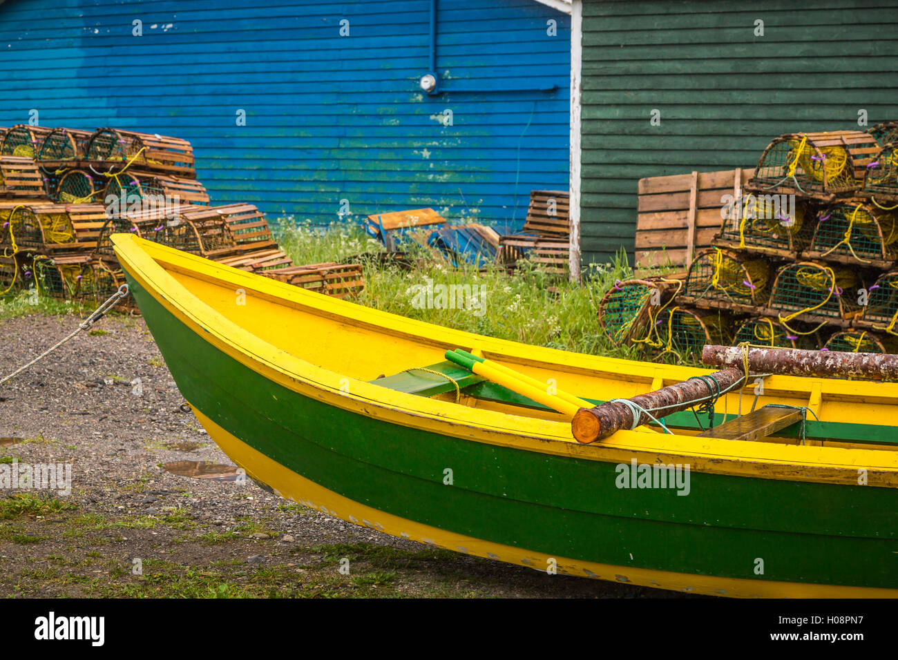 Barche da pesca e trappole di aragosta nel porto di Fiume trote, Terranova e Labrador, Canada. Foto Stock