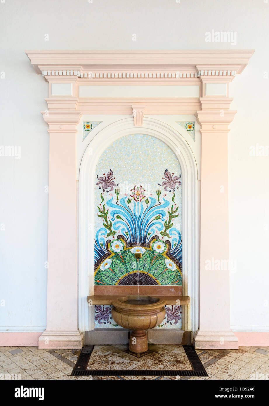 La fonte originale di Évian acqua sorgiva, la molla cachet, Évian-les-Bains Francia Foto Stock