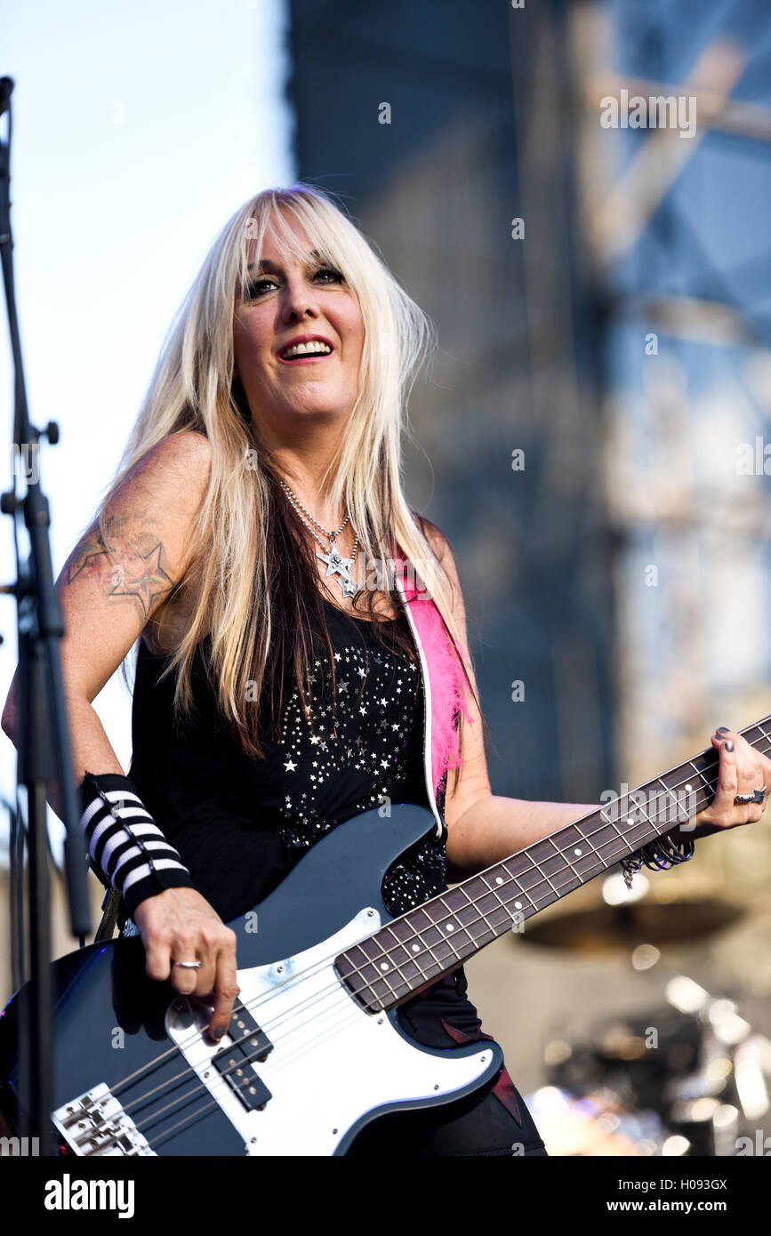 Settembre 17, 2016, Irvine, California, Share Pedersen bassista chitarrista della band Vixen sul palco a Sirius XM Nazione capelli Fest Foto Stock