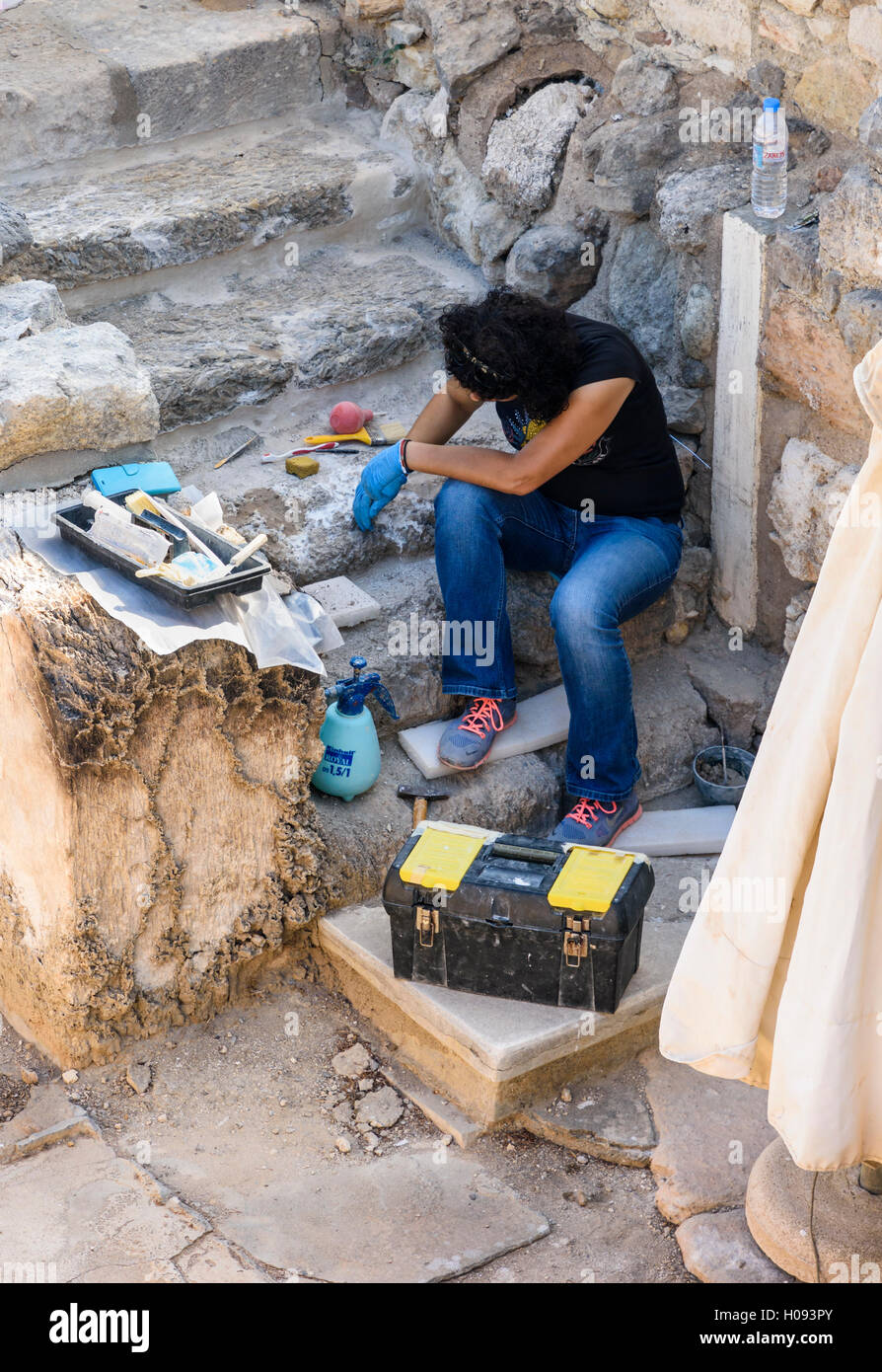 Archeologo il lavoro presso il Palazzo di Cnosso sito archeologico, Heraklion, Creta, Grecia Foto Stock