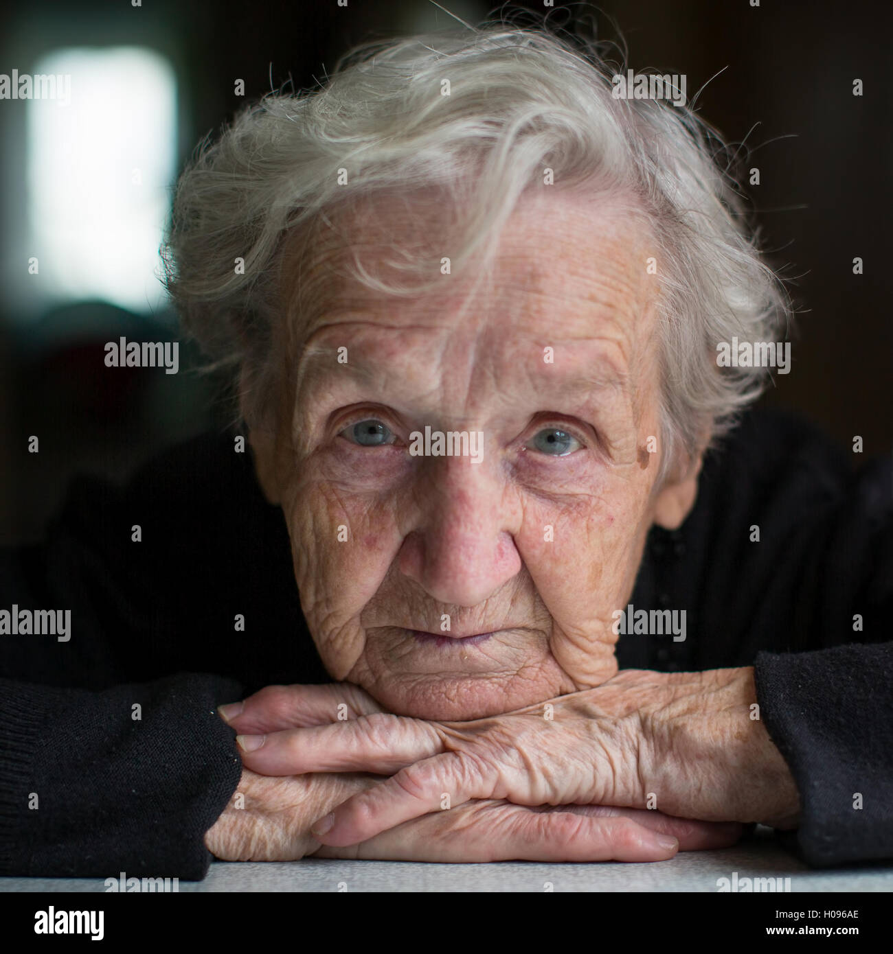 Ritratto di una donna anziana closeup. Foto Stock