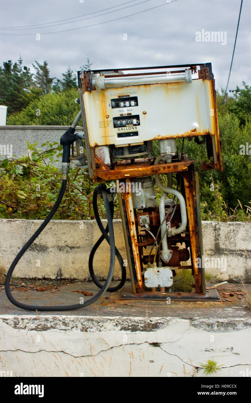 Un vecchio arrugginito, abbandonati e fuori ordine gas o pompa benzina in Scozia Foto Stock