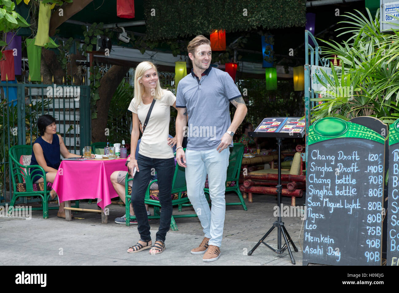I turisti nei pressi di Khao San Road di Bangkok, Thailandia, Sud-est asiatico, in Asia Foto Stock